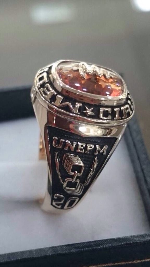 PaolaAnillos's tweet photo. Ser Pediatra mi mejor elección. Un camino de enseñanzas y aprendizajes en donde nunca pierdo la sensibilidad. Siempre de tu mano mi Dios 🙏🏻❤️🇻🇪 @SVPediatria #MedicoCirujano #UNEFM #Pediatra #Graduación #ActodeGrado #Graduando https://t.co/plLLbrSbsq