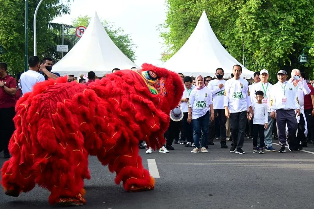 Jalan sehat di Kota Surakarta menyongsong satu abad Nahdlatul Ulama, Minggu pagi. Dengan Porseni dan jalan sehat, warga nahdliyin sehat, dan seluruh warga negara Indonesia sehat. Dengan kesehatan itulah negara kita akan kuat.