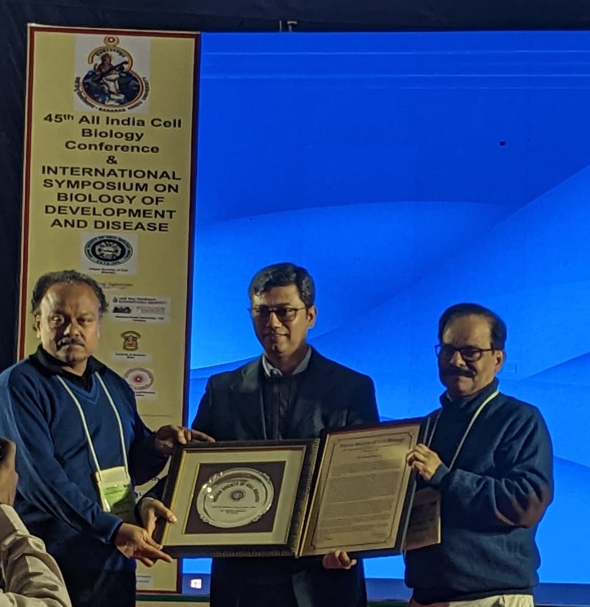 Biosciences & Bioengineering, IIT Bombay (@bsbeiitb) on Twitter photo Congratulations Prof. <a href="/Banerjeeiitb/">Anirban Banerjee</a> for receiving the Professor Rita Mulherkar Lecture Award, a recognition given to outstanding Indian Cell Biologists. Accepting the award, Prof. Banerjee delivered a lecture at the annual conference of the Indian Society of Cell Biology <a href="/bhupro/">BHU Official</a> Congratulations Prof. <a href="/Banerjeeiitb/">Anirban Banerjee</a> for receiving the Professor Rita Mulherkar Lecture Award, a recognition given to outstanding Indian Cell Biologists. Accepting the award, Prof. Banerjee delivered a lecture at the annual conference of the Indian Society of Cell Biology <a href="/bhupro/">BHU Official</a>