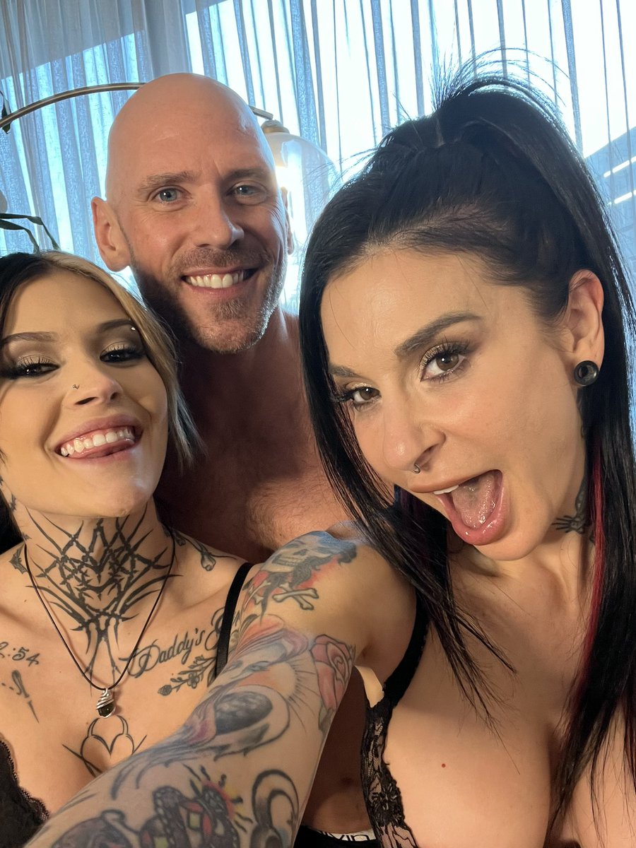 JoannaAngel's tweet photo. Do we make you smile 😇 @hawkhatesyou and @JohnnySins 🙃🔥 https://t.co/xuEUYqf3hx