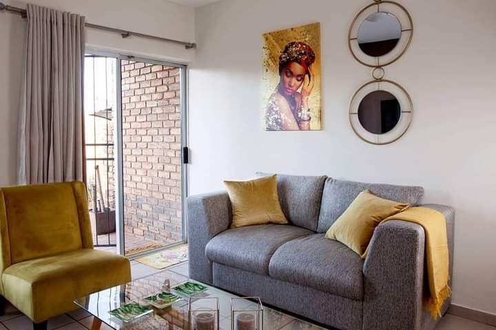 SmithSuzaan's tweet image. Some art hanged on the wall......Art speaks a silent talk and mirrors makes the room to look spacious and classy. #CapitecLiveBetter 🧡