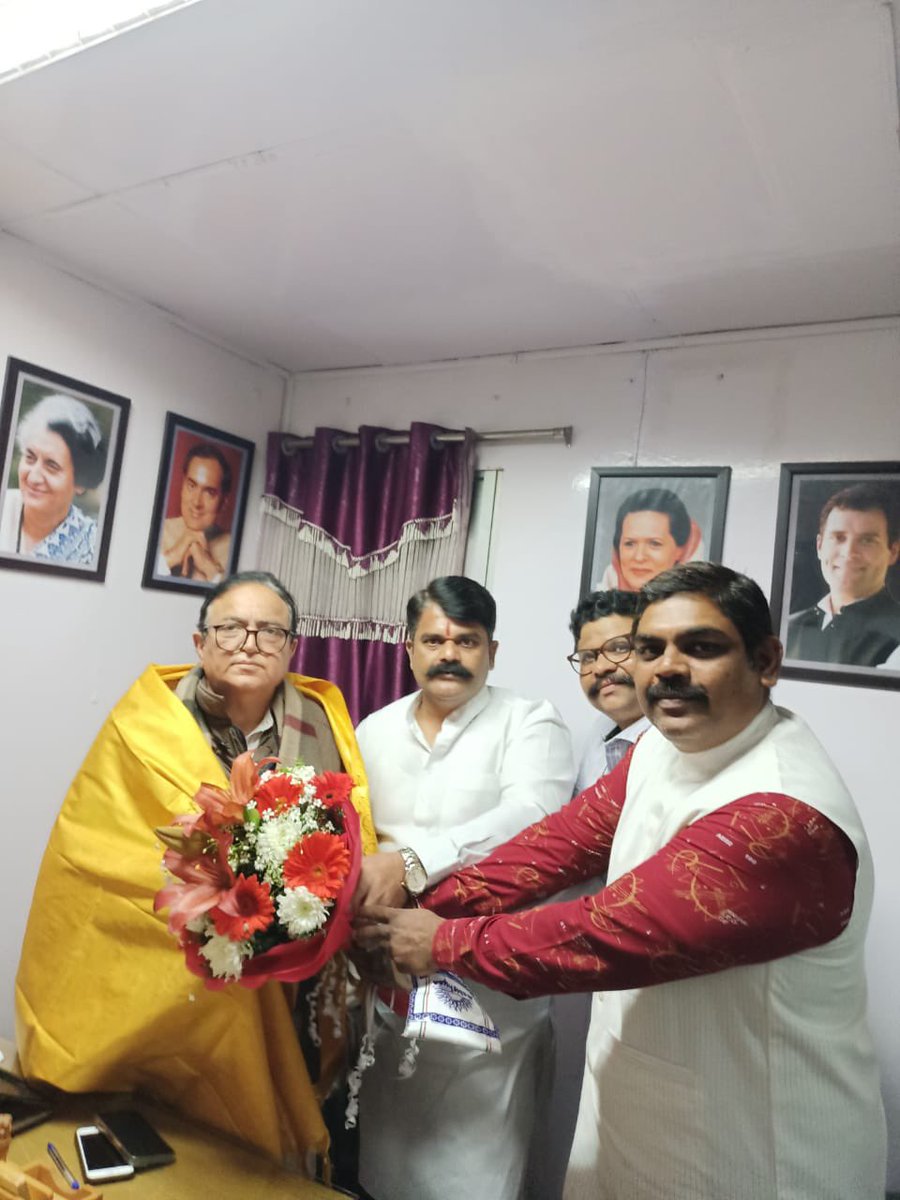 Sud_Mandlik's tweet image. Heartiest Thanks 🙏 to
@OBCAICC President
Shri. @CaptAjayYadav Sir
for handing over me my
#Appointment_Letter
in his @INCIndia A.I.C.C. Office.
@kharge @HKPatilINC
@BhaiJagtap1 @Charanssapra
@sanjaynirupam @milinddeora
@AslamShaikh_MLA @INCMumbai
@madhuannachavan
@INCMumbaiSouthC
