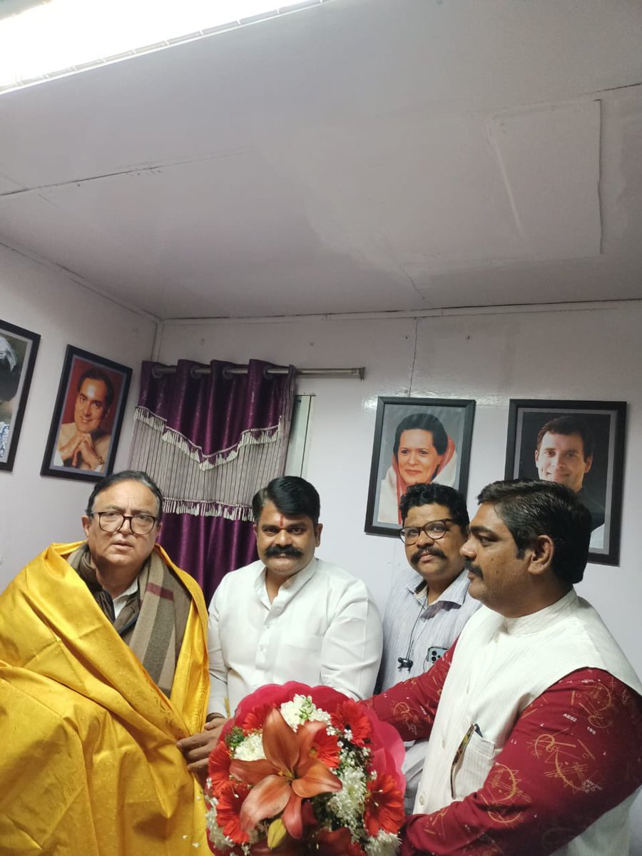 Sud_Mandlik's tweet image. Heartiest Thanks 🙏 to
@OBCAICC President
Shri. @CaptAjayYadav Sir
for handing over me my
#Appointment_Letter
in his @INCIndia A.I.C.C. Office.
@kharge @HKPatilINC
@BhaiJagtap1 @Charanssapra
@sanjaynirupam @milinddeora
@AslamShaikh_MLA @INCMumbai
@madhuannachavan
@INCMumbaiSouthC