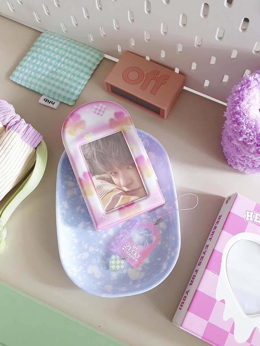 cometscrush's tweet photo. ⭐️ 恭喜发财! ⭐️

GIVEAWAY ALERT! 🚨

To celebrate the Year of the Water Rabbit, we are giving away 1 Love Luck Photocard Holder Book 🍀❤️

• Just like &amp; retweet this post 🐰
• Must be following us!
• Tag your besties 🧧

Good luck! 🥳

📷 by @ourdreamings 🤍 https://t.co/ng9tBQj0NF