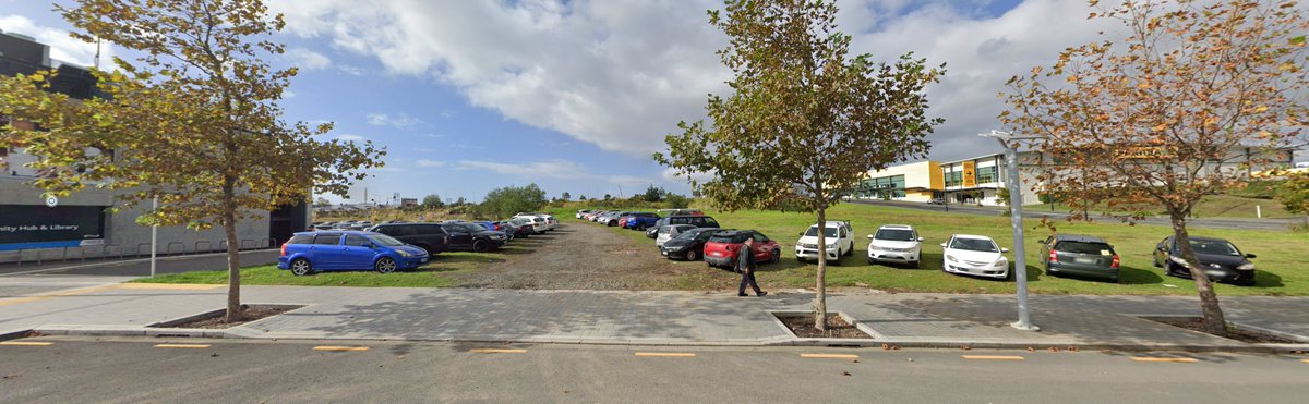 AklBikes's tweet photo. Had to laugh at this stupidity at Westgate, yeah lets all just park on someone's private grass when there is heaps of spaces all around, on road, or even on rooftops.

But walking's for plebs, right? https://t.co/OMjVoWyffS