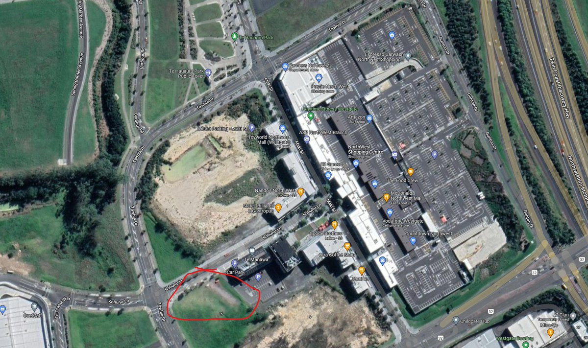 AklBikes's tweet photo. Had to laugh at this stupidity at Westgate, yeah lets all just park on someone's private grass when there is heaps of spaces all around, on road, or even on rooftops.

But walking's for plebs, right? https://t.co/OMjVoWyffS