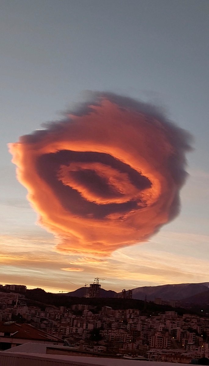 rapplerdotcom's tweet photo. EXTRAORDINARY CLOUD ☁️

An extraordinary cloud formation is seen over the sky in Bursa, Turkey on January 19. Photos by Hafize Aktas via Reuters https://t.co/lcDscOTRax