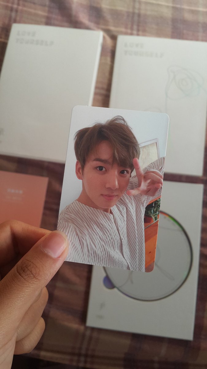 tiniestmark's tweet photo. LFB: Love Yourself Her  ( L version)
1,300 + sf 

 🇵🇭 PH only
inclusions: 
- photobook
-cd
-jk pc
-the notes

one dm away :)) https://t.co/OYVDAvMM3K