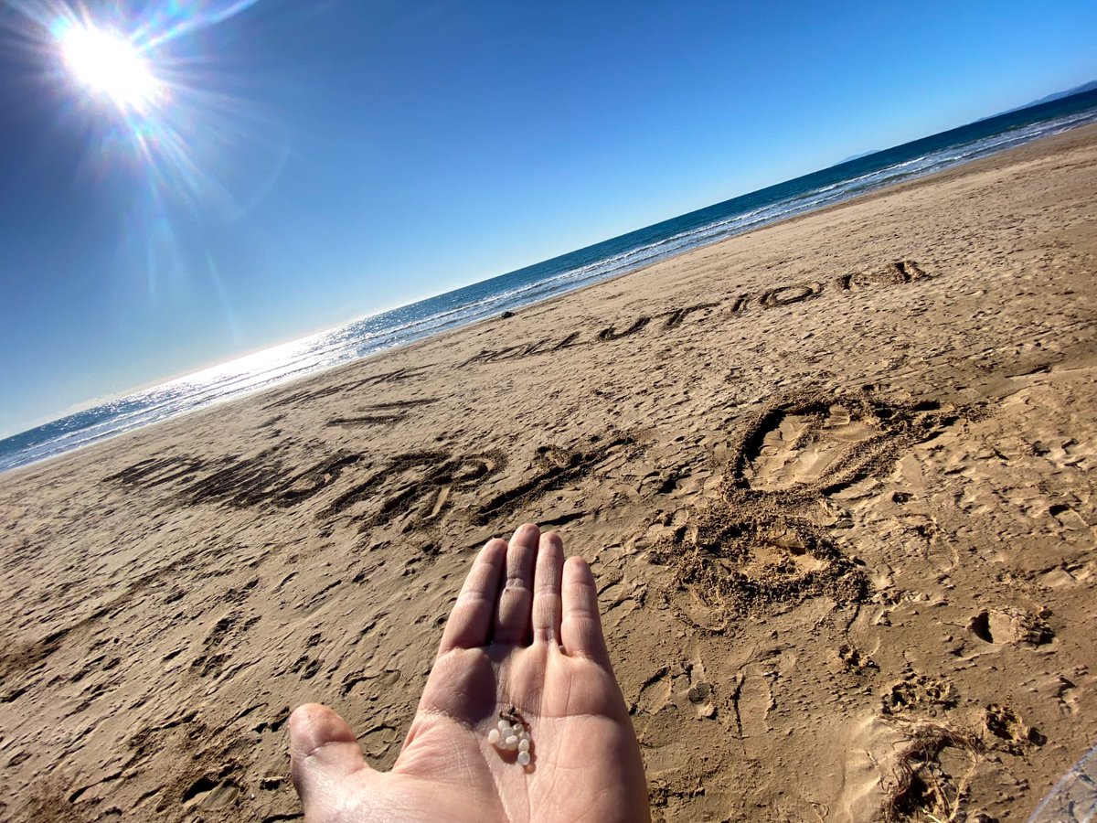 surfriderfrance's tweet photo. ✊#PollutionPlastique : en #France (et aussi en Espagne) les bénévoles se sont rassemblés sur plusieurs plages pour dénoncer l'irresponsabilité des industriels du #plastique. 
🗓 Nouveau rassemblement aujourd'hui à @OT_Longeville (Vendée). 🇪🇺 @EU_Commission, legislate now ! https://t.co/huNWy3SGT2