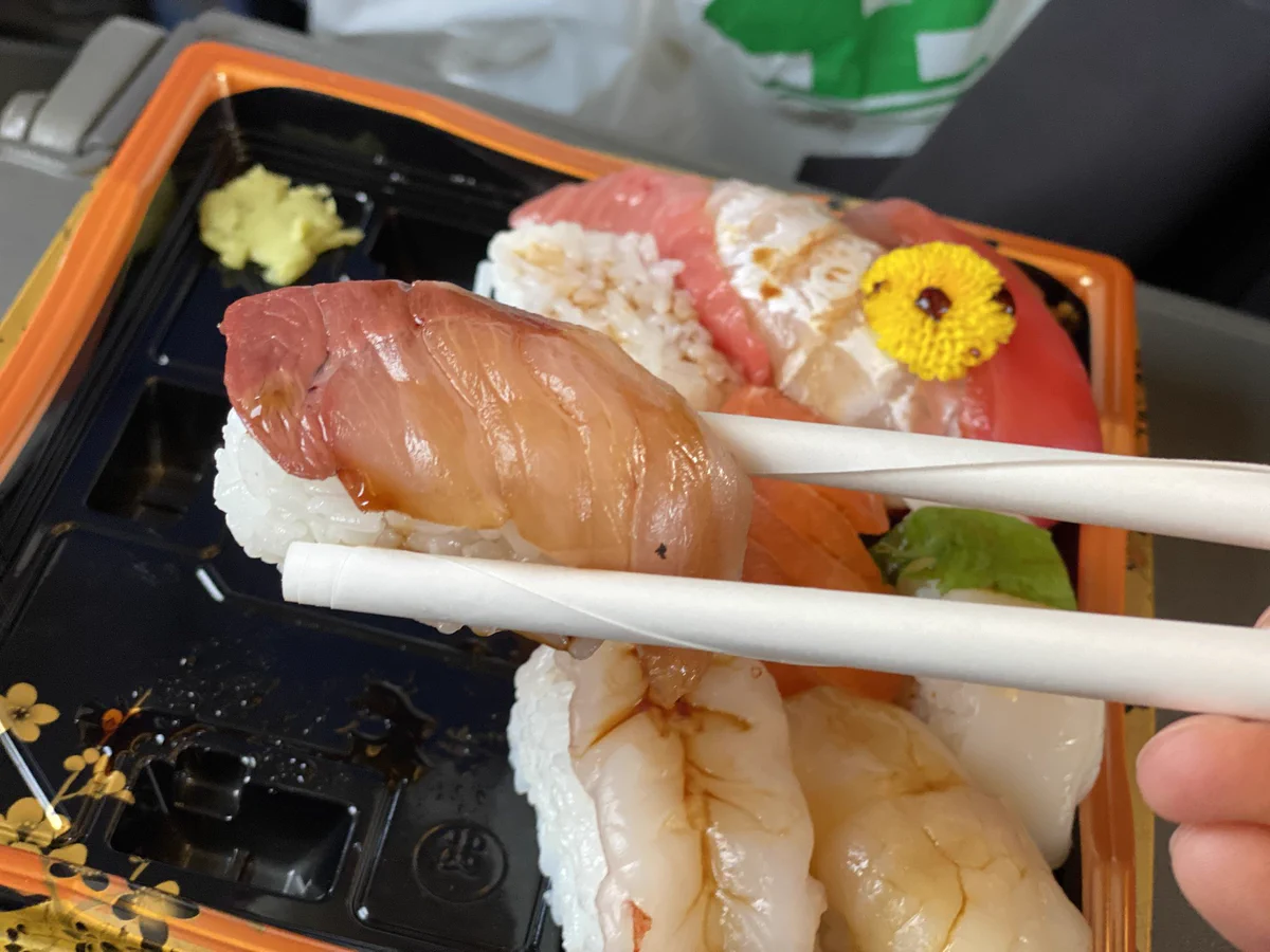 寿司買ったのに箸がついてない！A4の紙で箸を作るアイデア。