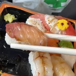 寿司買ったのに箸がついてない!A4の紙で箸を作るアイデア。