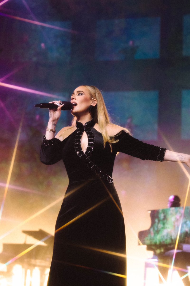Adele's tweet photo. Weekend 8 https://t.co/fyCuVd6kTX
