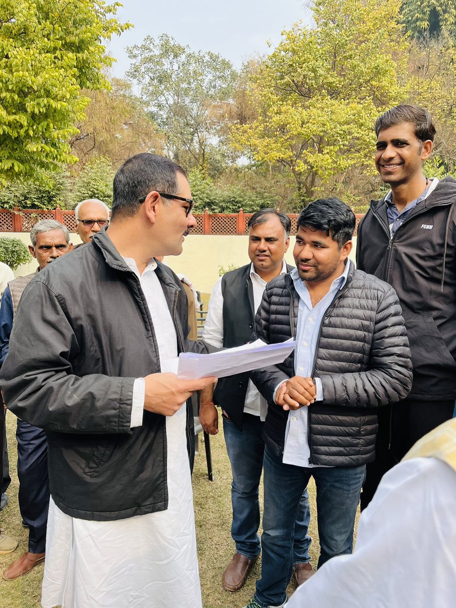 RakeshDayma_'s tweet photo. पूर्व केंद्रीय मंत्री आदरणीय भँवर जितेंद्र सिंह जी से उनके आवास फूलबाग अलवर पर मुलाक़ात की!
@JitendraSAlwar https://t.co/hIA5JO7msx