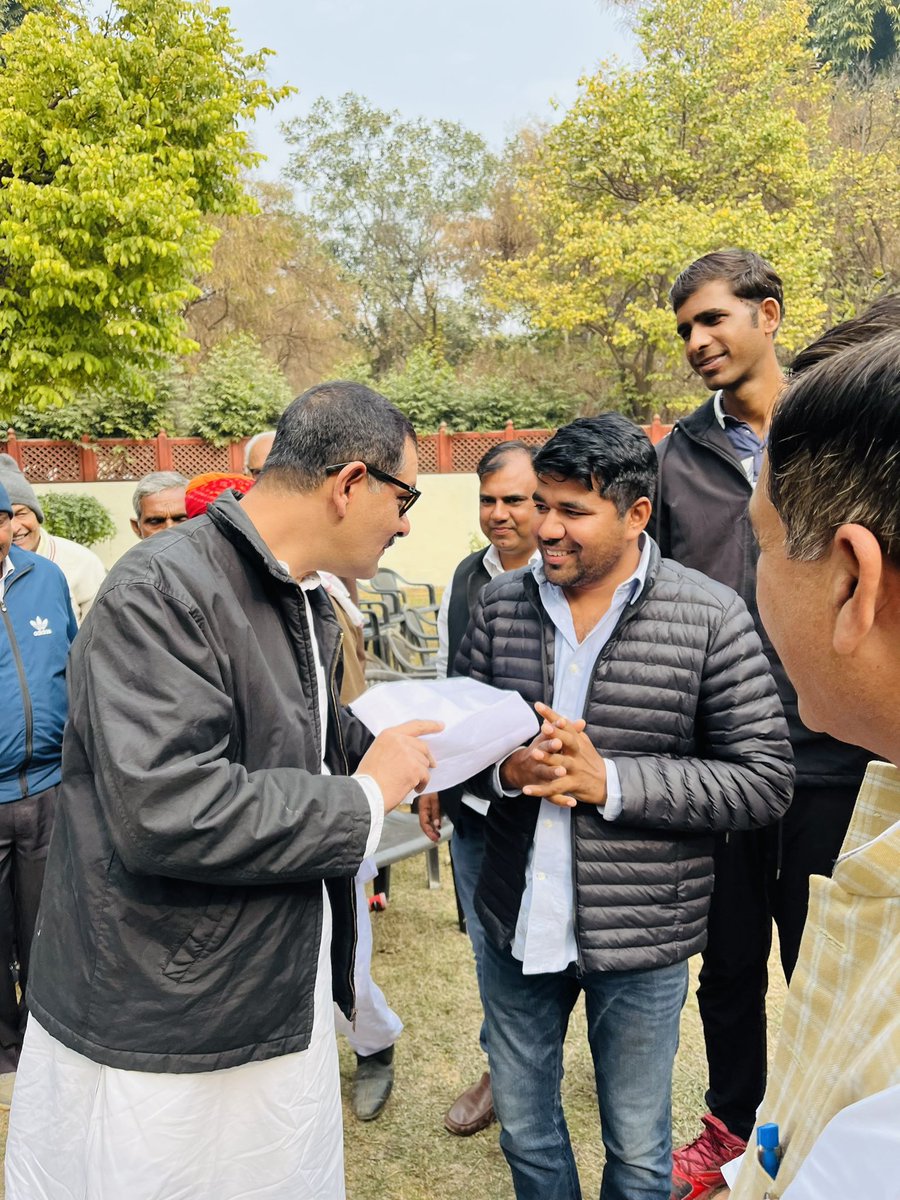 RakeshDayma_'s tweet photo. पूर्व केंद्रीय मंत्री आदरणीय भँवर जितेंद्र सिंह जी से उनके आवास फूलबाग अलवर पर मुलाक़ात की!
@JitendraSAlwar https://t.co/hIA5JO7msx