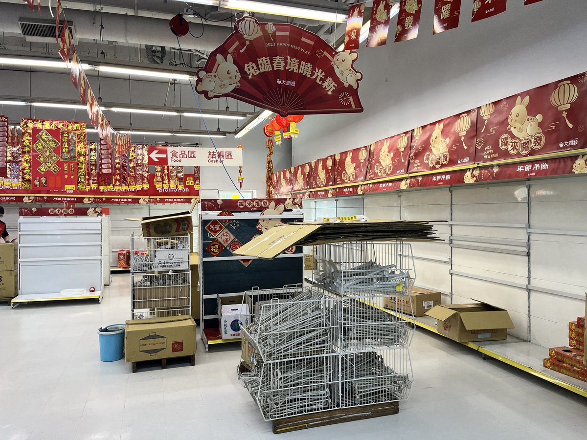 MtchLe's tweet image. Todos los adornos y eso lo guardarán para el próximo año? O se vendió todo? 😱🫠