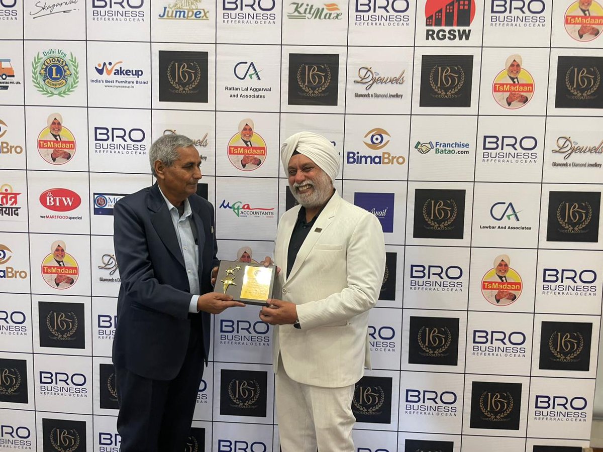 BrandsGlobalM's tweet photo. Honoring Mr TsMadaan with Leadership Coach Award 
@tsmadaan 
#21stJanuary #Event #Networking_Platform #Awards #speakingopportunity https://t.co/o33raJkSBW