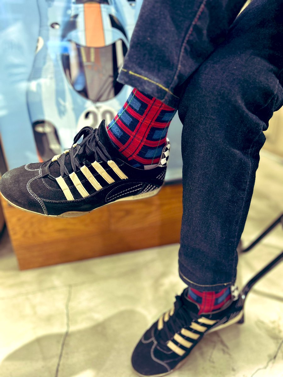 Motori_ginza's tweet photo. 定期的に店頭に立つ銀座店のマスター🕴🏻
いつも素敵な着こなしです!
今日のような寒い日は、お洒落なガルフのベストで防寒を❄️靴は、こう見えてドライビングシューズ。
車を降りた後の街歩きにも適しています👟🚗✨
#gulf #grandprixoriginals #heeltread #motorimoda https://t.co/3PQDYQ6Q4N