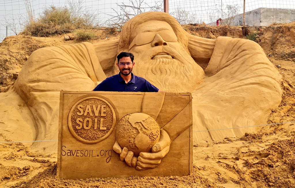 sandartistajay's tweet image. आज मेरी सैंड आर्ट परम आदरणीय @SadhguruJV के द्वारा चलाए जा रहे @cpsavesoil वैश्विक आंदोलन के लिए आप सभी से अधिक से अधिक जुड़ने की अपील कर रही है आओ हम सब मिलकर हमारी धरा हमारी मिट्टी को बचाएं @ishafoundation @IshaUSA #SaveSoilMovement #SaveSoil #SaveSoilSaveLife #sadguru