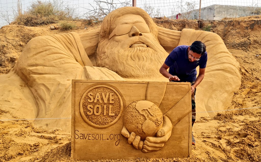 sandartistajay's tweet image. आज मेरी सैंड आर्ट परम आदरणीय @SadhguruJV के द्वारा चलाए जा रहे @cpsavesoil वैश्विक आंदोलन के लिए आप सभी से अधिक से अधिक जुड़ने की अपील कर रही है आओ हम सब मिलकर हमारी धरा हमारी मिट्टी को बचाएं @ishafoundation @IshaUSA #SaveSoilMovement #SaveSoil #SaveSoilSaveLife #sadguru