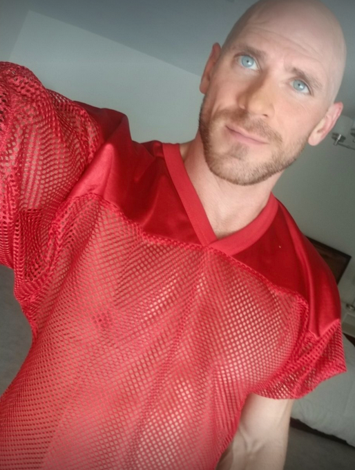 Hut hut 🏈 think I could touch down with you? 🏆 https://t.co/QoXm6PxhJU