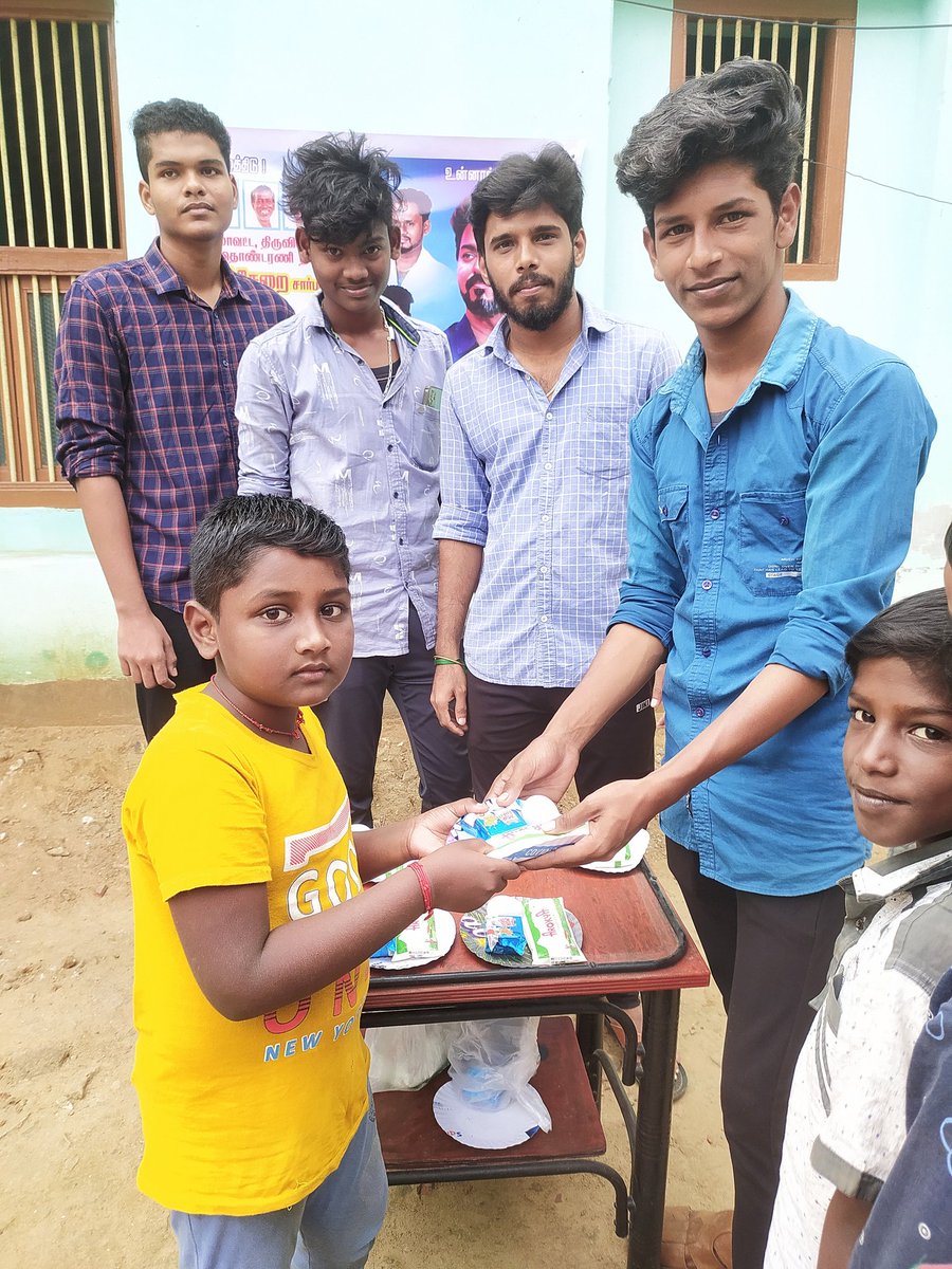 TCRVMI's tweet photo. 22/01/2023
வாரம் : 06
தளபதி அவர்களின் உத்தரவின்படி,
தஞ்சை மாவட்ட திருவிடைமருதூர் ஒன்றிய தொண்டரணி  #திருச்சேறை 
#தளபதி_விஜய்_மக்கள்_இயக்கம்  தலைமை சார்பாக,
இன்று விலையில்லா #ரொட்டி_பால்_முட்டை வழங்கும் திட்டம் மூலம் குழந்தைகளுக்கு வழங்கப்பட்டது.

@actorvijay @BussyAnand https://t.co/WHlDkCtTmn