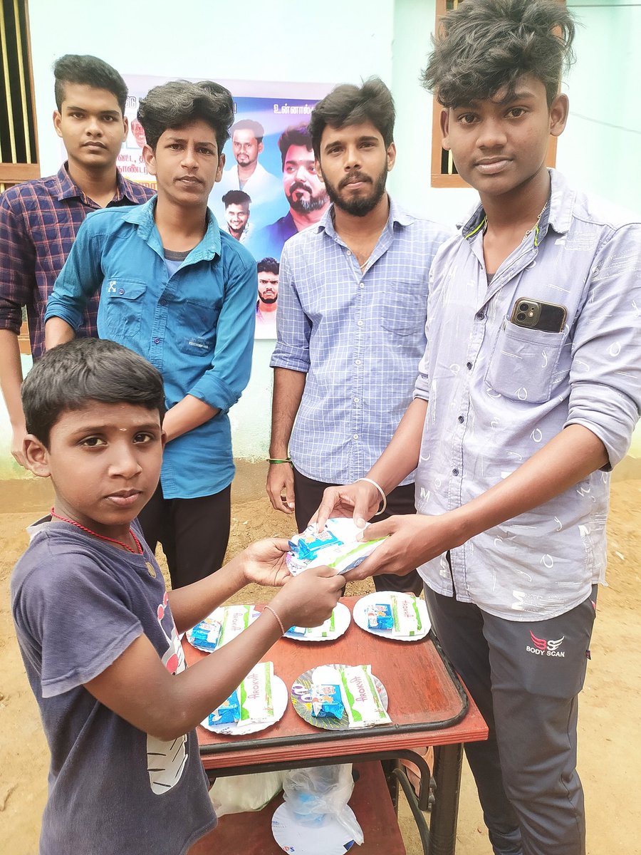 TCRVMI's tweet photo. 22/01/2023
வாரம் : 06
தளபதி அவர்களின் உத்தரவின்படி,
தஞ்சை மாவட்ட திருவிடைமருதூர் ஒன்றிய தொண்டரணி  #திருச்சேறை 
#தளபதி_விஜய்_மக்கள்_இயக்கம்  தலைமை சார்பாக,
இன்று விலையில்லா #ரொட்டி_பால்_முட்டை வழங்கும் திட்டம் மூலம் குழந்தைகளுக்கு வழங்கப்பட்டது.

@actorvijay @BussyAnand https://t.co/WHlDkCtTmn