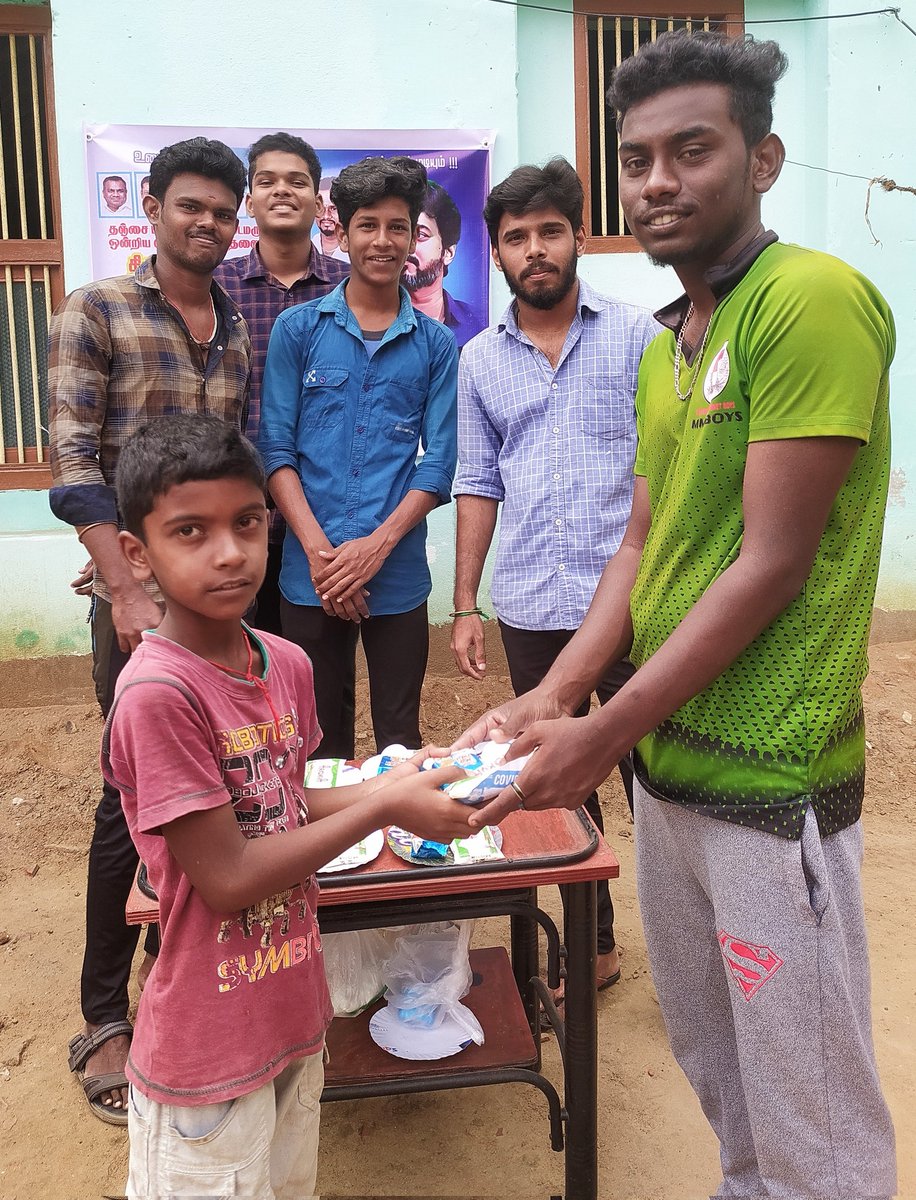 TCRVMI's tweet photo. 22/01/2023
வாரம் : 06
தளபதி அவர்களின் உத்தரவின்படி,
தஞ்சை மாவட்ட திருவிடைமருதூர் ஒன்றிய தொண்டரணி  #திருச்சேறை 
#தளபதி_விஜய்_மக்கள்_இயக்கம்  தலைமை சார்பாக,
இன்று விலையில்லா #ரொட்டி_பால்_முட்டை வழங்கும் திட்டம் மூலம் குழந்தைகளுக்கு வழங்கப்பட்டது.

@actorvijay @BussyAnand https://t.co/WHlDkCtTmn