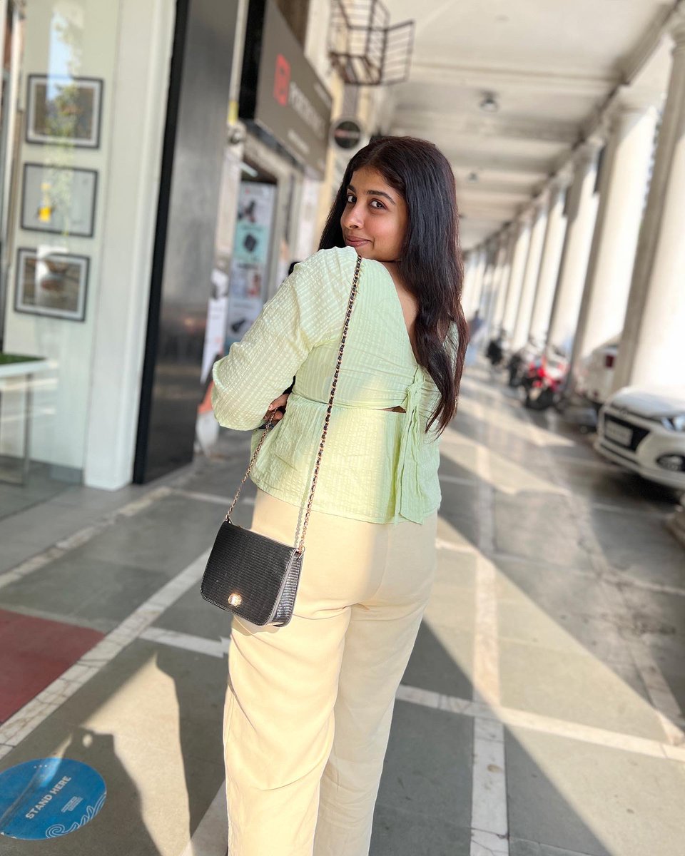 ShwethaVasan's tweet photo. Some of my fav things about remote work:
1. Saves me 2 hours (to + fro) on my commute. 
2. I can see friends and family before 7pm. I have the freedom to catch up with friends for lunch.
3. I can take stretch breaks whenever I want 
Never want to take this for granted! https://t.co/9W8fTYMCtu