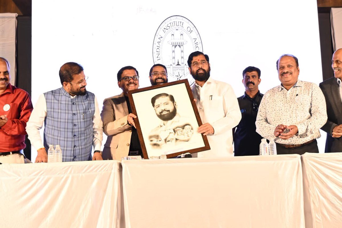 mieknathshinde's tweet photo. इंडियन इन्स्टिट्यूट ऑफ आर्किटेक्चर यांच्या वतीने आयोजित कार्यक्रमाला उपस्थित राहून जमलेल्या वास्तूविशारदांशी संवाद साधला. इंडियन इन्स्टिट्यूट ऑफ आर्किटेक्चर ही संस्था शंभर वर्षांहून जुनी असून तिच्या लौकिकात भर पडेल असे काम आपल्या सगळ्यांच्या हातून घडत असल्याचे मत व्यक्त केले. https://t.co/jYspAACPn3