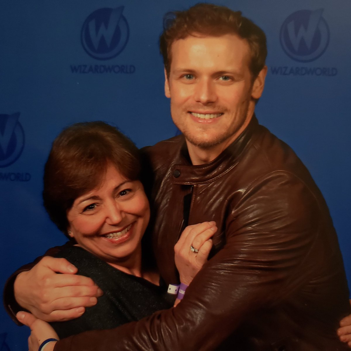 Jlynnfromnj's tweet photo. @Outlanderheart @SamHeughan I was lucky enough to get one of those amazing hugs as well. ❤ https://t.co/zmB9hZWyHc