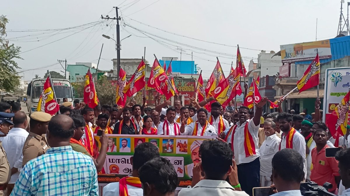 vmkitwing's tweet photo. வன்மையாக கண்டிக்கிறோம்...'

 கரூர் மாவட்டம் புணவாசிப்பட்டி கிராமத்தில் தேசிய தலைவர்
ஐயா வ.உ.சிதம்பரம் பிள்ளை அவர்களின் புகைப்படத்தை சேதப்படுத்திய கயவர்களை குண்டார் சட்டத்தின் கீழ் கைது செய்யுமாறு
 நாள்:22.01.23 கிழமை:ஞாயிறு மாபெரும் போராட்டம். வெள்ளாளர் முன்னேற்ற கழகம்
தமிழ்நாடு https://t.co/F3WS9dLJgk