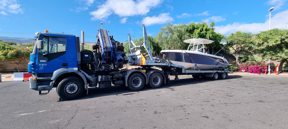 Grusertrans's tweet photo. #transporte de esta #pronautica para su nueva #exposicionnautica en el sur de #Tenerife. #transportesnauticos #transportesdebarcos #remolques #gruas #camiones #trabajoscongrúas #camiongrúa #jib #Grusertrans #Canarias https://t.co/qih7NiTxjx