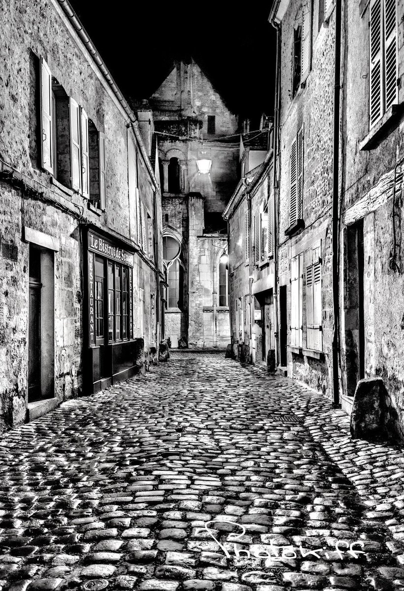 PhotokiffSenlis's tweet photo. Ambiance nocturne dans les ruelles de la cité médiévale

#Senlis #Oise #Picardie #HautsdeFrance https://t.co/0jFJTS06Ic