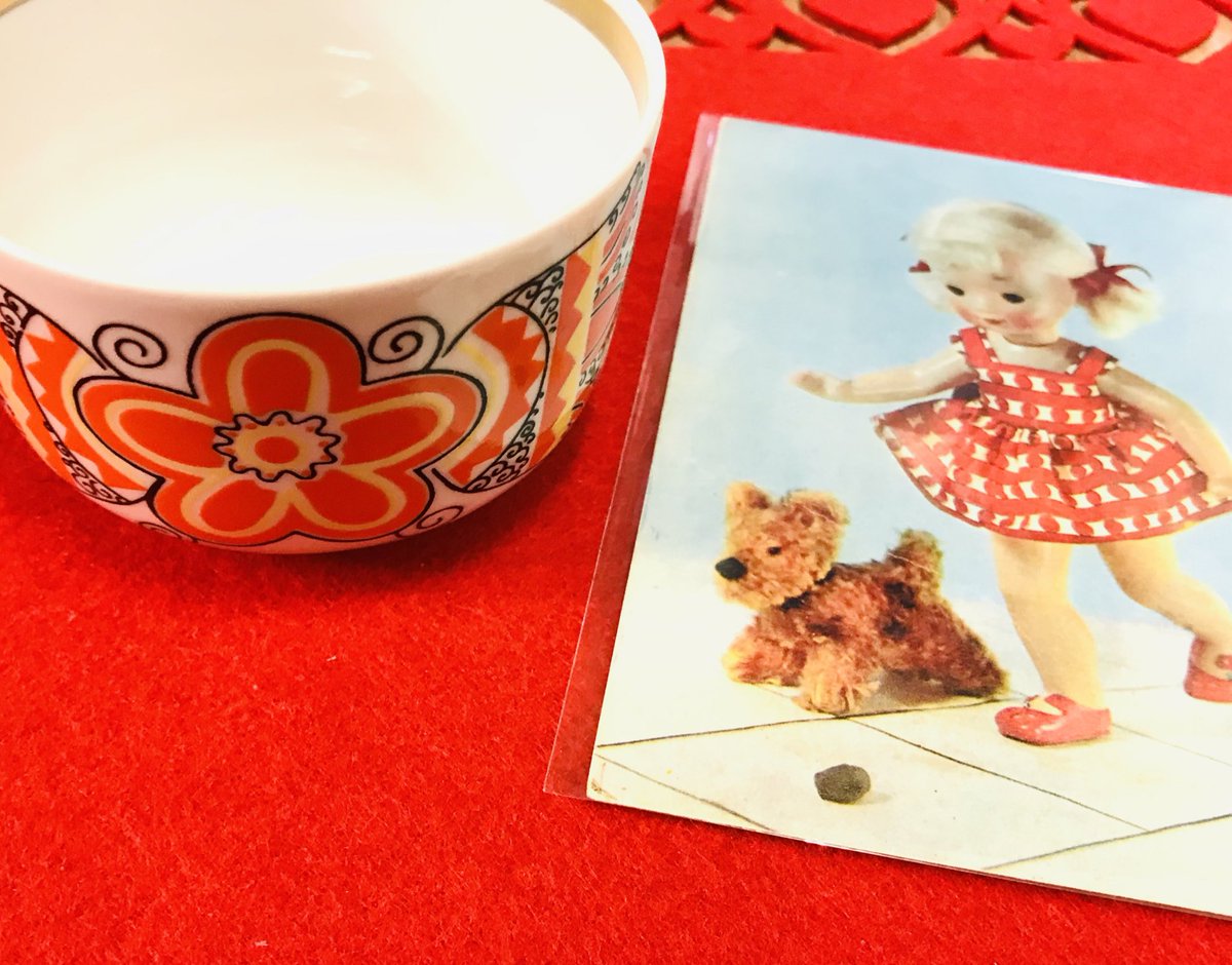 ZakkaMitte's tweet image. お買い上げ品、ソビエト陶器と新年飾り、練乳パッケージの靴下など。#Sovietdesign