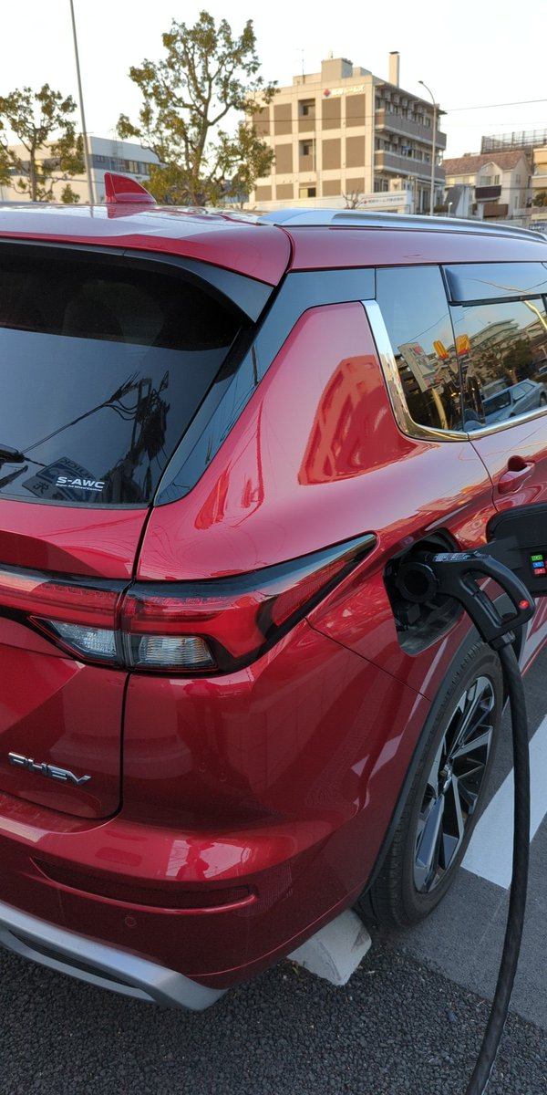 コンビニで充電中
#アウトランダーPHEV