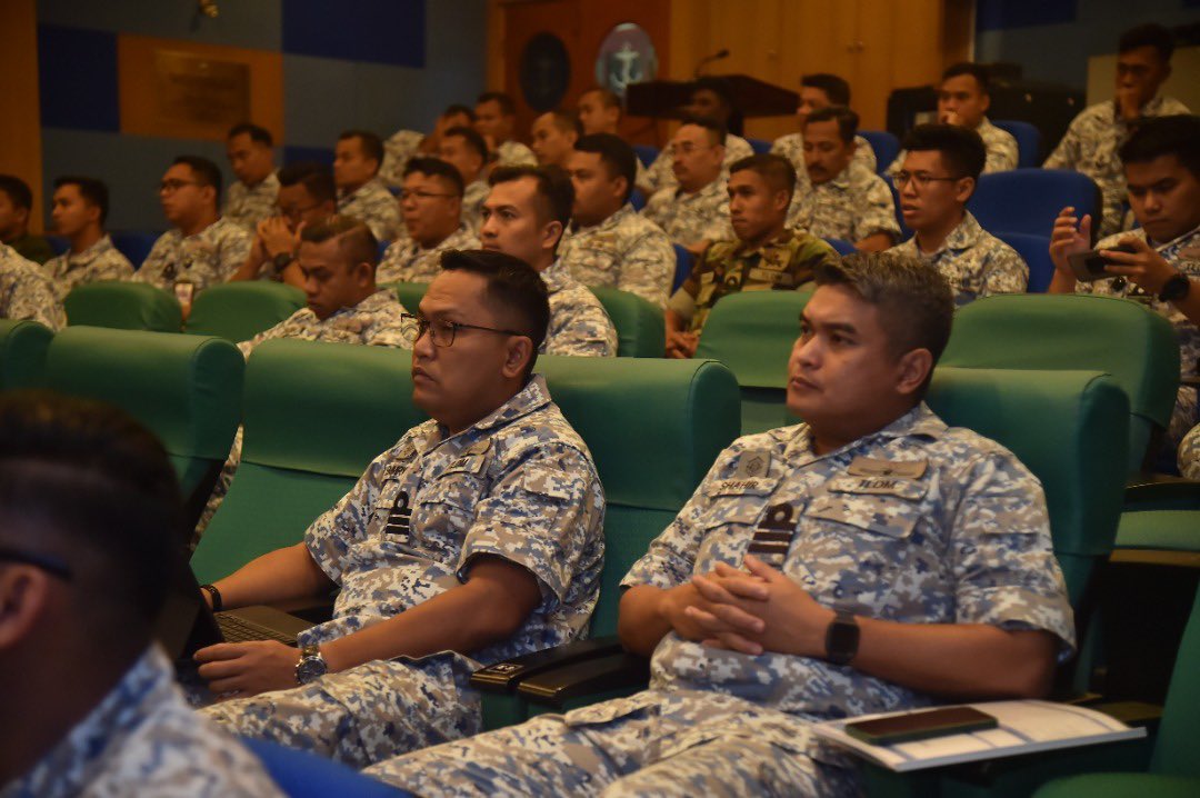MPA_Barat's tweet photo. Success doesn't just happen, it's planned for!
Taklimat pra-pelayaran #MiniOSTEX @MPA_Barat di @pustakmar. #TheNavyPeople bersemangat utk persembah yg terbaik bukti penghargaan Armada TLDM kpd Panglima Tentera Laut.
#Kebanggaan
#Kesiagaan https://t.co/ZhG0Y4uegV