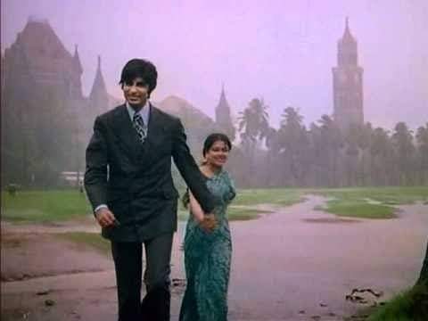 बारिश 
के बहाने आज फिर
किसी ने किसी को रोक लिया होगा-

दफ्तर जाने से-
दूजे शहर जाने से-
हमेशा के लिए छोड़ जाने से। 

खुदा करे 
कि
ये बादल इसी शहर 
एक मकाँ ले लें।

खुदा करे 
कि
बारिशें रुका न करे।।

(फ़ोटो: मंजिल, 1979)