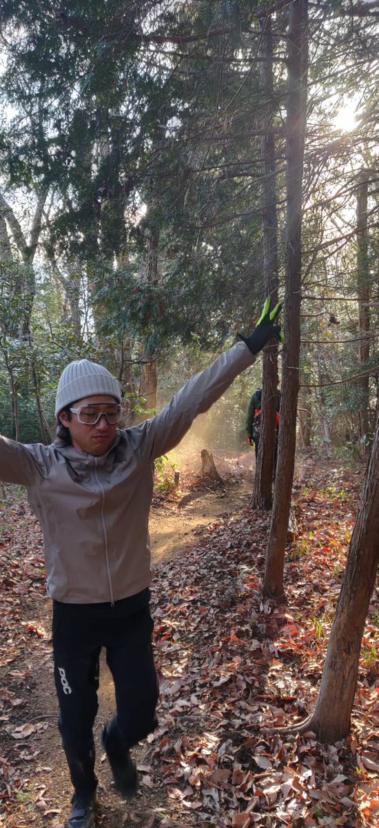 mtb_osotoman's tweet photo. 高峰MTBワールド
走行後にみんなで
整備作業のお手伝いです。
僕が落ち葉掃除を
している後ろで
何やら怪しい動きの
変な人が…
なにやっとんねん🤣🤣
#高峰MTBワールド
#TASCYCLE
#おそとまん
#整備 https://t.co/Ljdqv56AUb