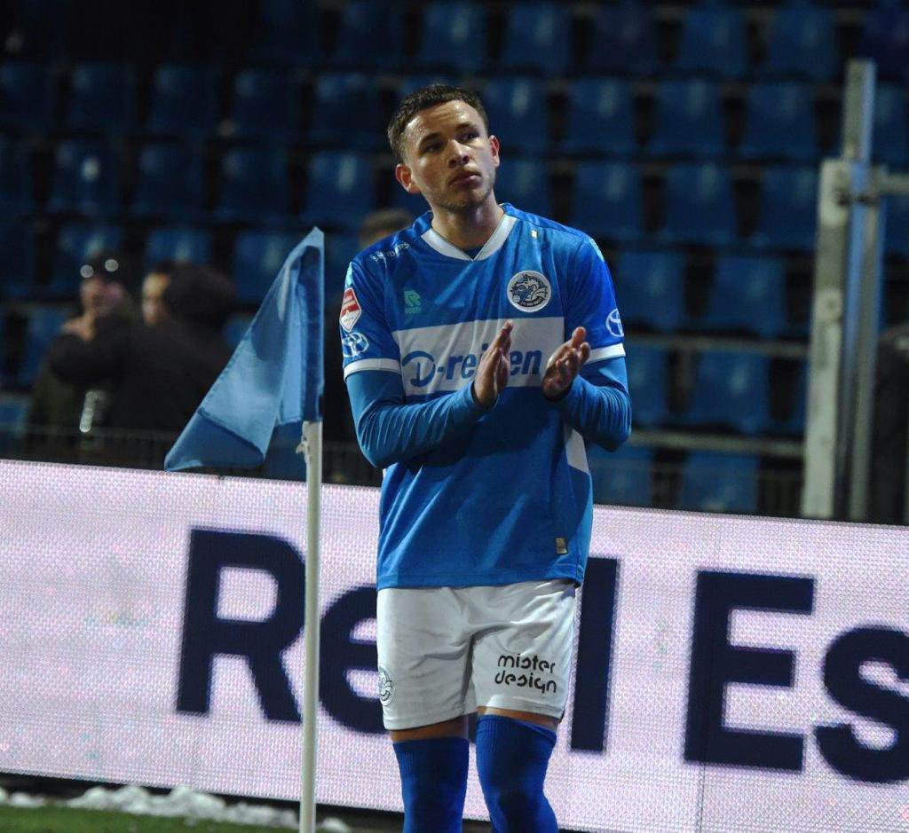 tomask2000's tweet image. Happy to make my @mijnfcdenbosch debut! 3 points ✅                                                 Fans were class 😍💙🤍