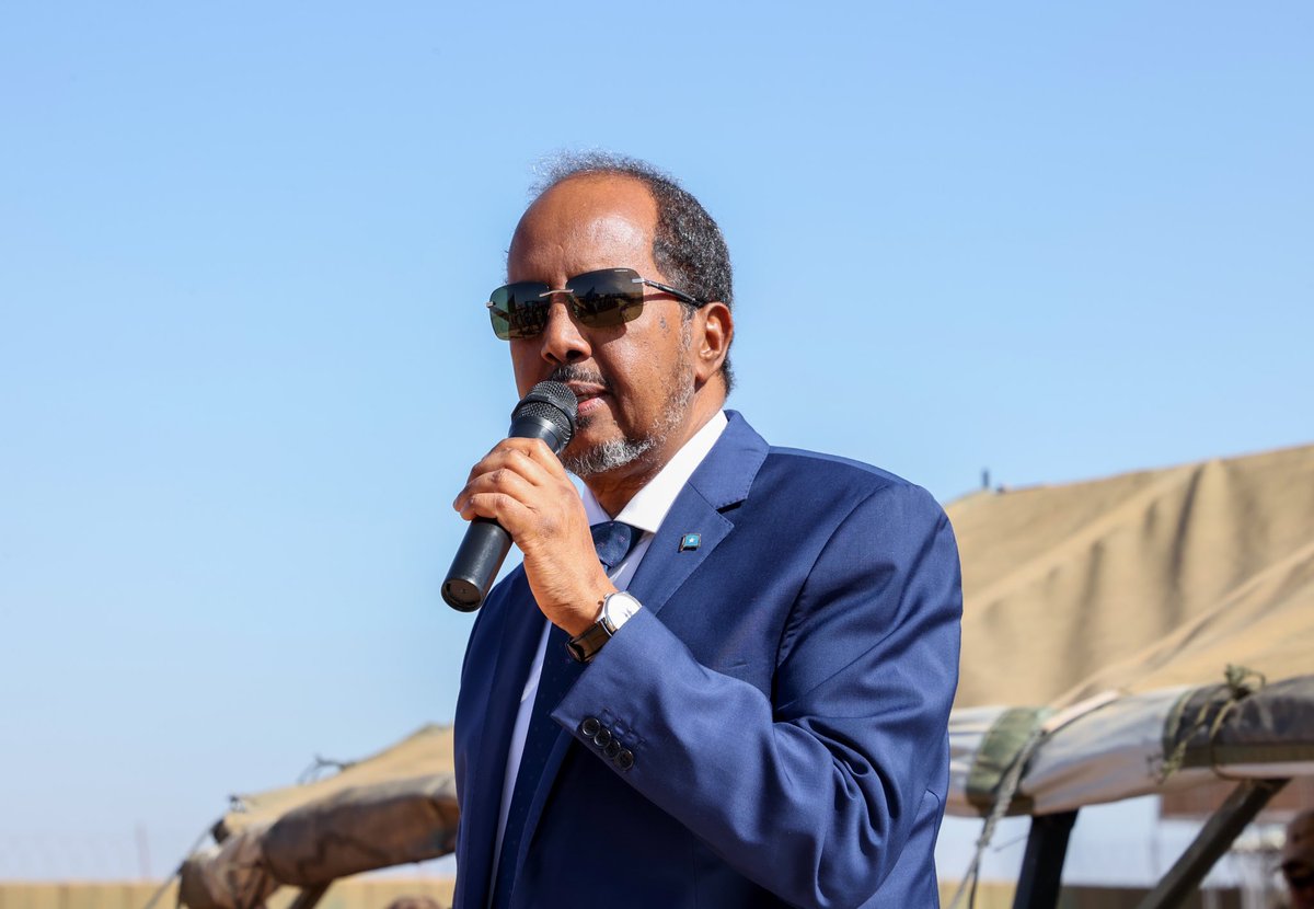 TheVillaSomalia's tweet photo. HE President @HassanSMohamud inspected the SNA's 60th Division military training facility in #Baidoa &amp; spoke to trained Armed Forces personnel. H.E. praised the cadets' dedication, noting that the second phase of anti-terror operations would soon begin in the South West regions. https://t.co/XoOAhtsJOO