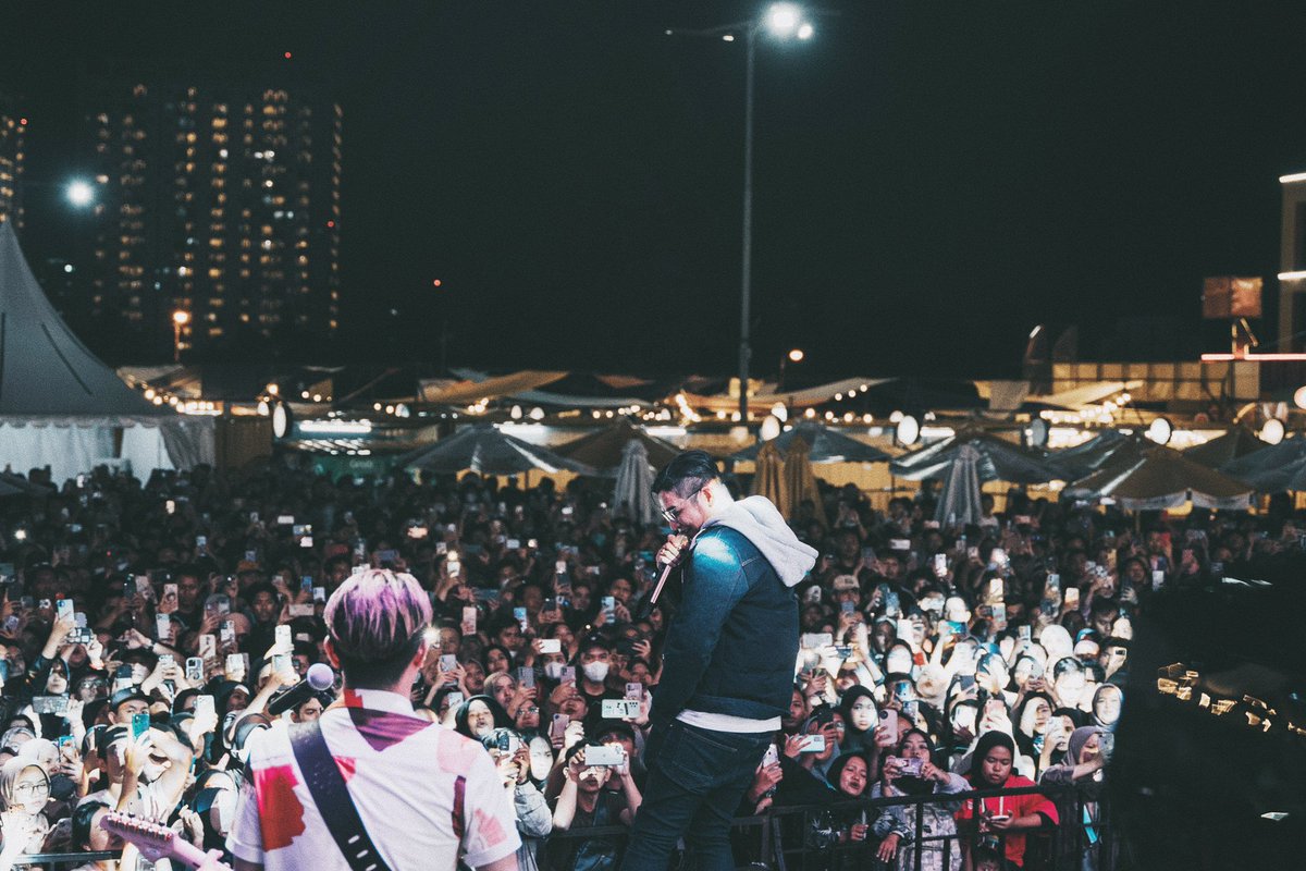 TrinityOptimaP's tweet photo. Seru-seruan bareng @UNGU_Tweet di malam minggu🔥🤘🏻
Siapa yang kemaren ikut nonton ungu di acara @allobank Food Festival?
#UNGUBand #LivePerform https://t.co/2TWBFKAMQ5