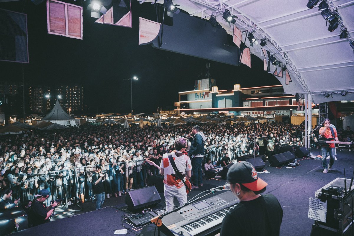 TrinityOptimaP's tweet photo. Seru-seruan bareng @UNGU_Tweet di malam minggu🔥🤘🏻
Siapa yang kemaren ikut nonton ungu di acara @allobank Food Festival?
#UNGUBand #LivePerform https://t.co/2TWBFKAMQ5