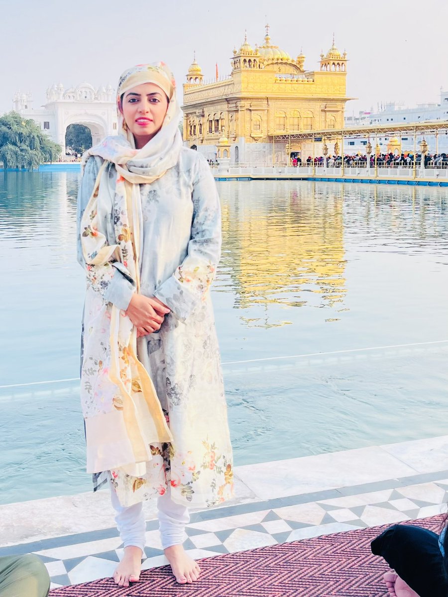 DivyaMaderna's tweet photo. आज पंजाब (अमृतसर ) में विश्व प्रसिद्ध स्वर्ण मंदिर में माथा टेका। https://t.co/5Kh7heixYq