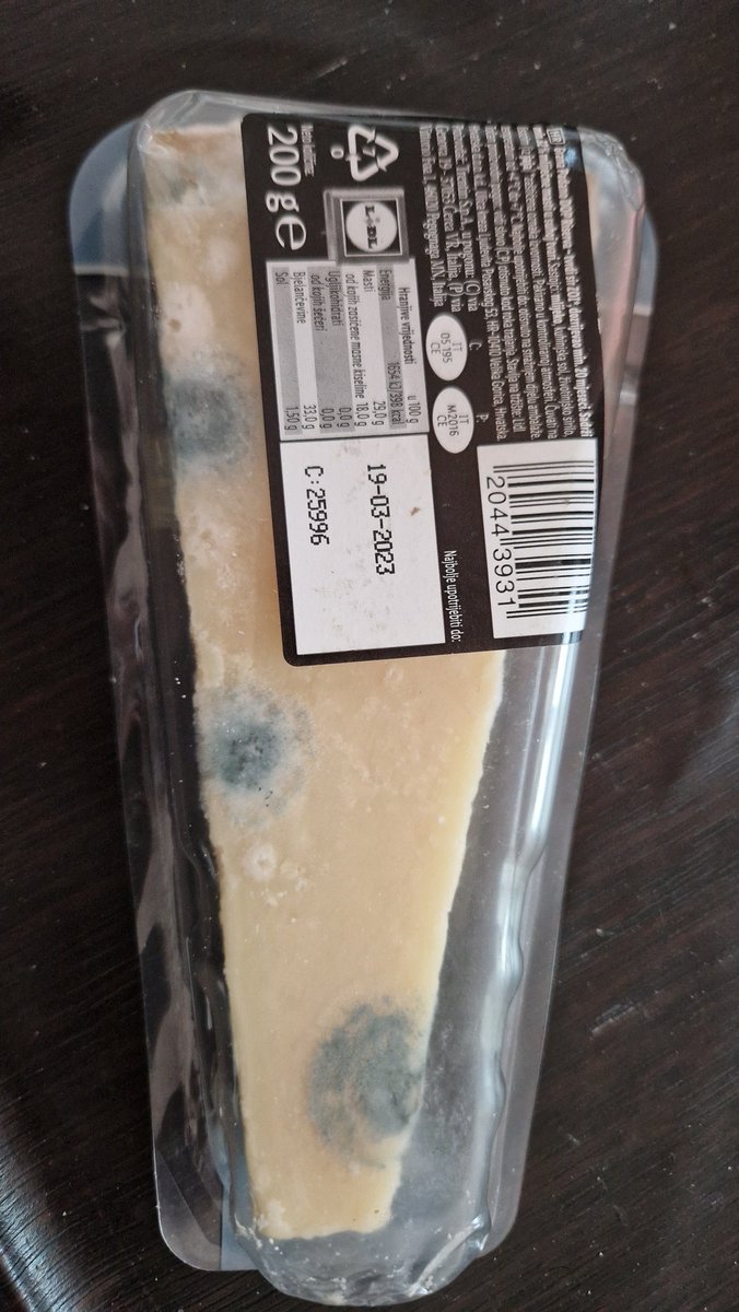This is what <a href="/lidl/">Lidl in Deutschland</a> are selling in Croatia. Deluxe Grana Padano Riserva