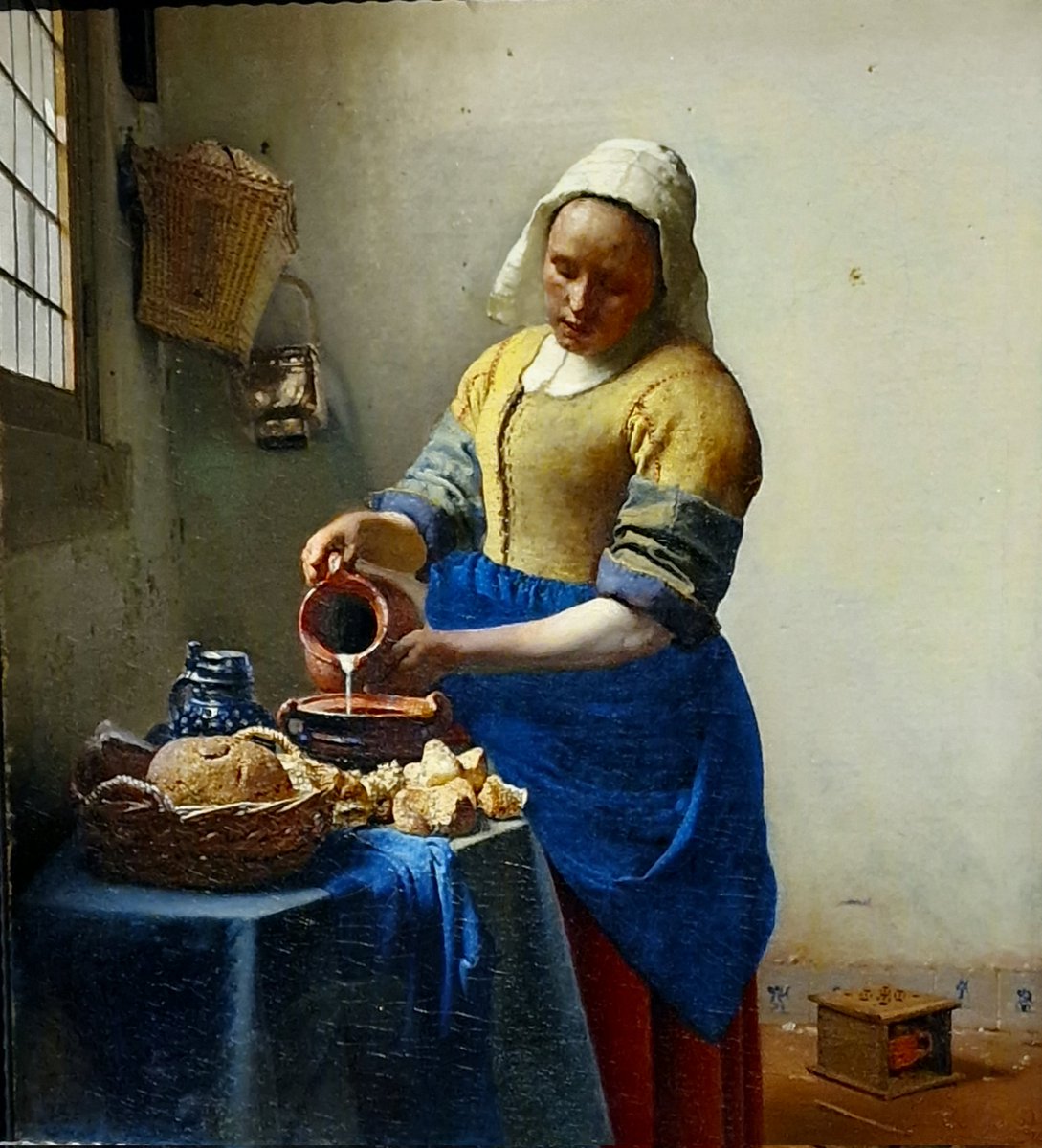 Martin1960's tweet photo. "Het Melkmeisje!", roept een 4-jarig hummeltje enthousiast wijzend uit. Haar vader glundert trots 😎 #Vermeer, #Hals en #Cuyp in de eregalerij. #Rijksmuseum #Amsterdam https://t.co/Gf4TEMk4PS
