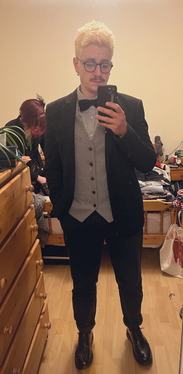 Was it a #GreatGatsby night or more of a @FantasticBeasts kinda thing? Anyway I was either the fruitiest mobster in the room or the @AliExpress_EN version of #Grindelwald @jk_rowling please add an Italian wizard to the series! 🤌🏻🤌🏻🪄🪄