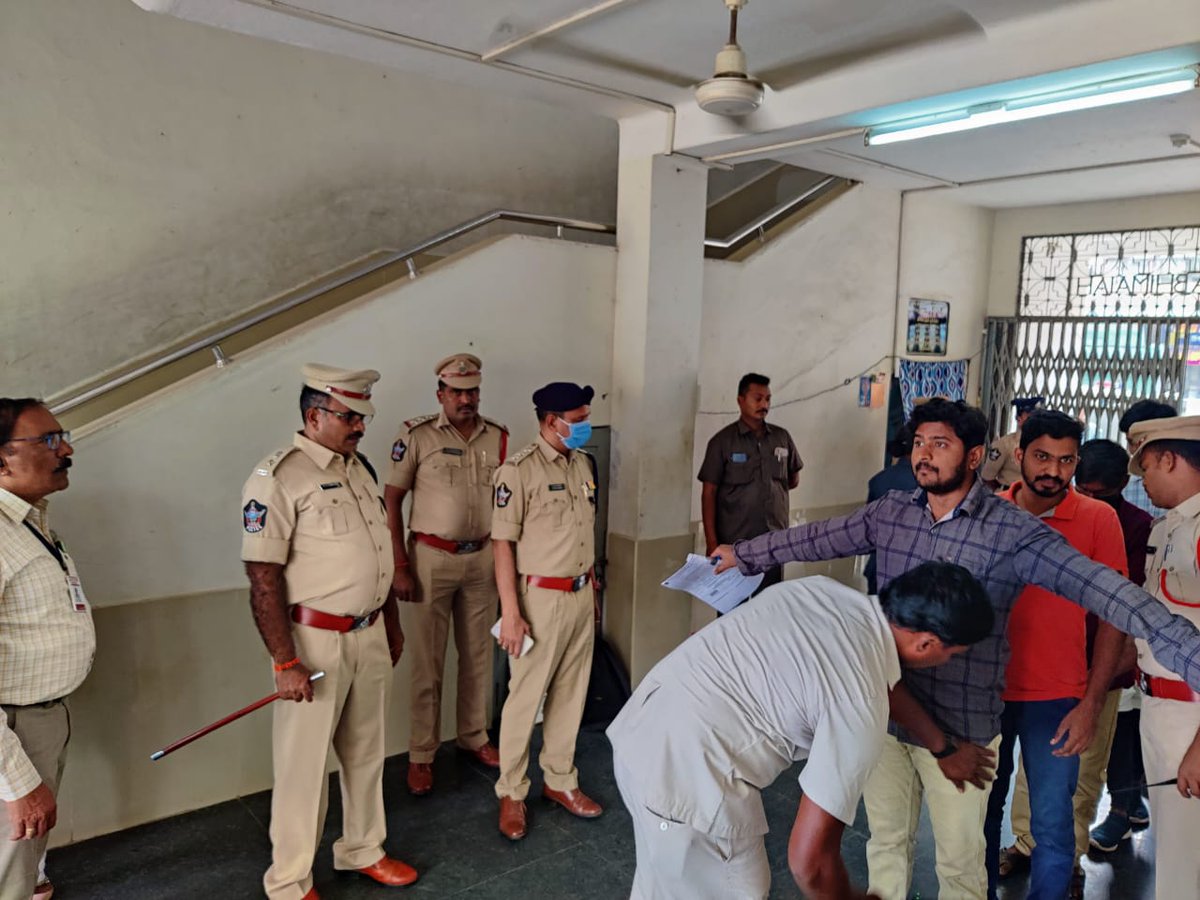 VjaCityPolice's tweet image. ఈ రోజు ది.22.01.2023న  జరుగుతున్న  కానిస్టేబుల్ పరిక్షల బందోబస్తు ఏర్పాట్లను స్వయంగా పర్యవేక్షించిన నగర పోలీస్ కమీషనర్ శ్రీ కాంతి రాణా టాటా ఐ.పి.ఎస్.,గారు.

#APSLPRB #PreliminaryExam #PoliceConstableRecruitment #securityarrangements #Bandobast #PolicePersonnel #vijayawadacity