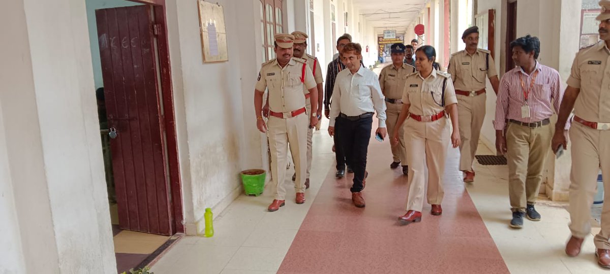 VjaCityPolice's tweet image. ఈ రోజు ది.22.01.2023న  జరుగుతున్న  కానిస్టేబుల్ పరిక్షల బందోబస్తు ఏర్పాట్లను స్వయంగా పర్యవేక్షించిన నగర పోలీస్ కమీషనర్ శ్రీ కాంతి రాణా టాటా ఐ.పి.ఎస్.,గారు.

#APSLPRB #PreliminaryExam #PoliceConstableRecruitment #securityarrangements #Bandobast #PolicePersonnel #vijayawadacity