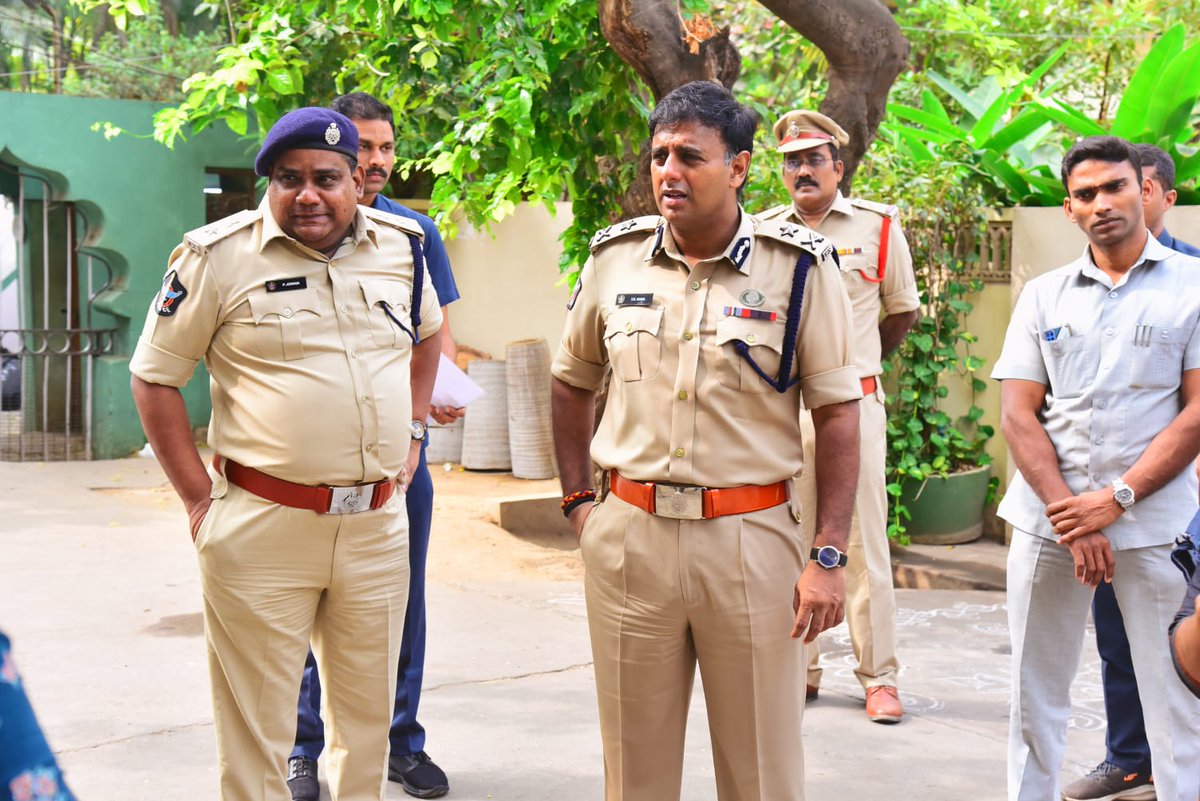 VjaCityPolice's tweet image. ఈ రోజు ది.22.01.2023న  జరుగుతున్న  కానిస్టేబుల్ పరిక్షల బందోబస్తు ఏర్పాట్లను స్వయంగా పర్యవేక్షించిన నగర పోలీస్ కమీషనర్ శ్రీ కాంతి రాణా టాటా ఐ.పి.ఎస్.,గారు.

#APSLPRB #PreliminaryExam #PoliceConstableRecruitment #securityarrangements #Bandobast #PolicePersonnel #vijayawadacity