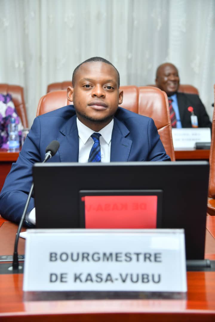 PhinnesMassomb1's tweet photo. La réception des nouveaux bourgmestres de la ville de #Kinshasa par SE @fatshi13 , Président de la République, Chef de l’Etat, nous y étions. Instructions reçues, nous sommes déjà au travail pour faire rayonner notre commune. 
@GouvernoratK https://t.co/VncXk5xTYL